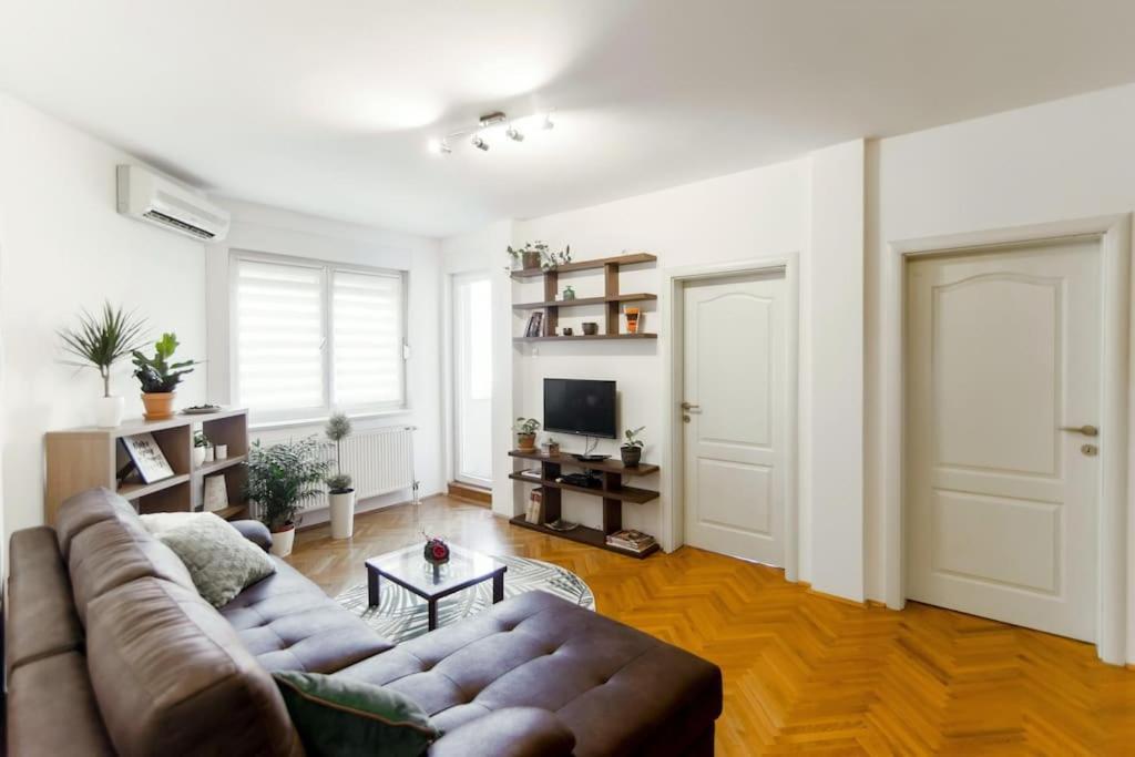 Modern Living Apts - Botanica - Private Parking Novi Sad Exteriör bild